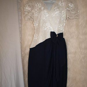 VINTAGE DRESS SIZE 8 USED Blue Skirt White Lace Bodice